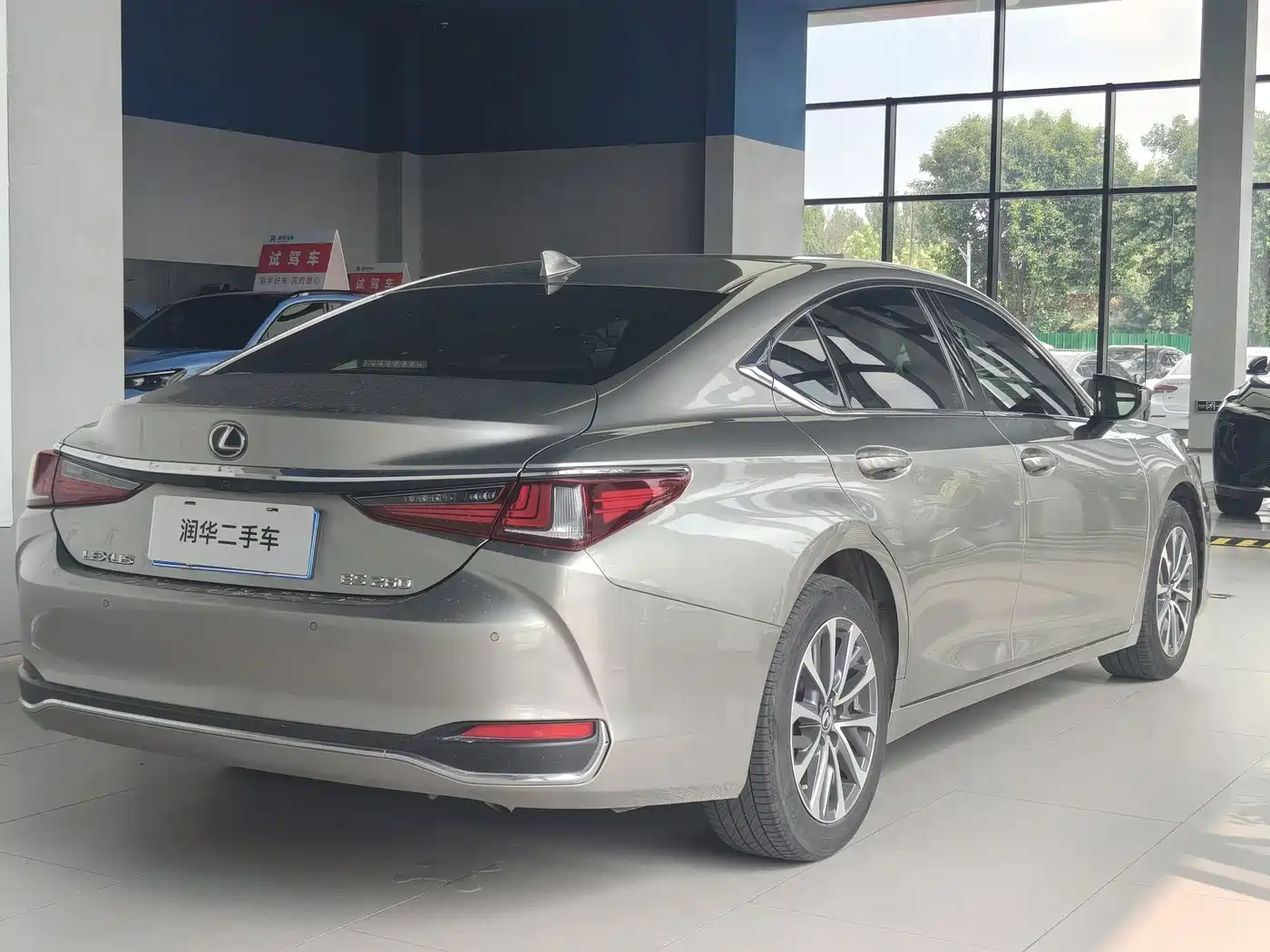 Photo 5 - Lexus ES