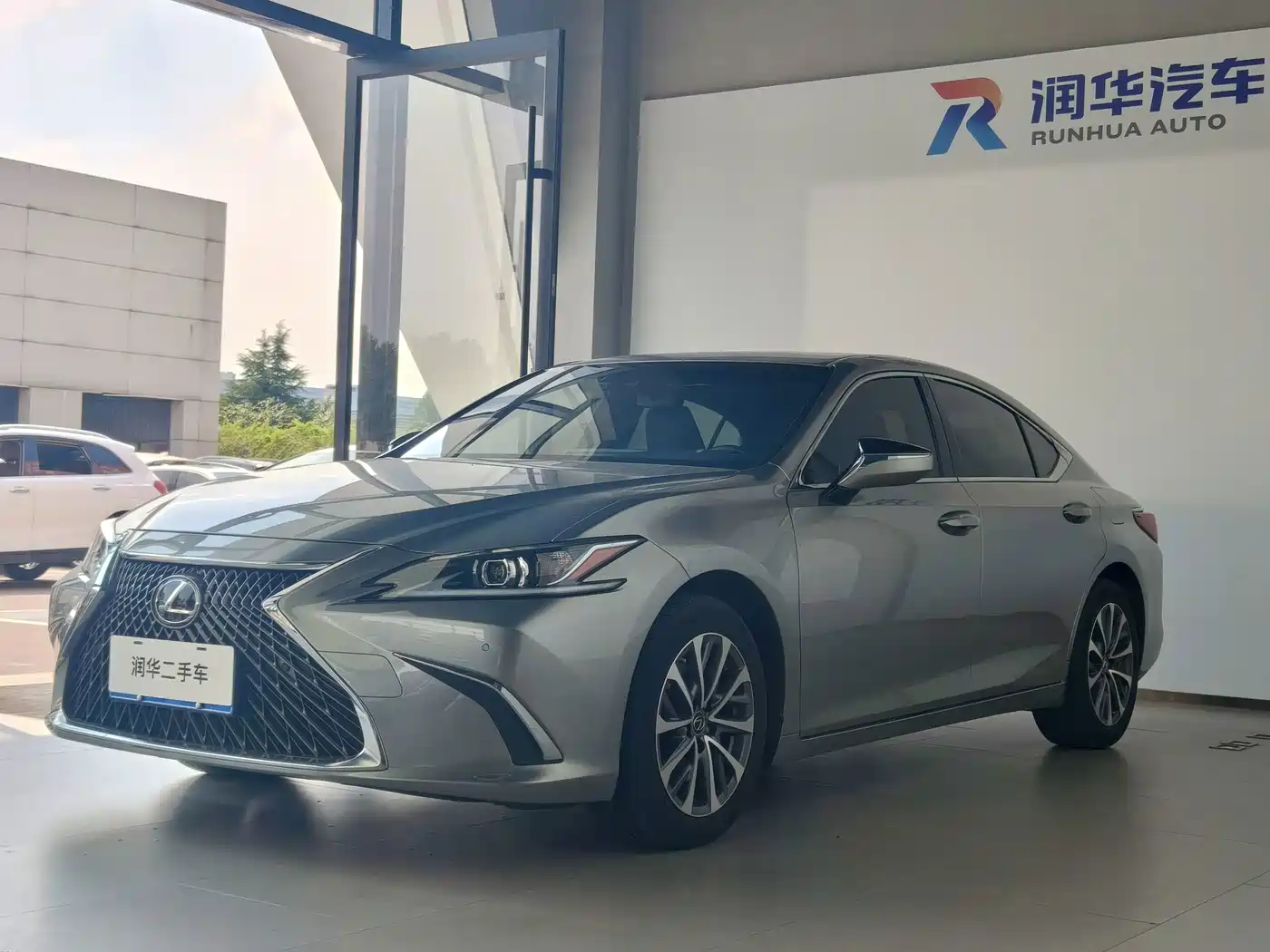 Photo 1 - Lexus ES