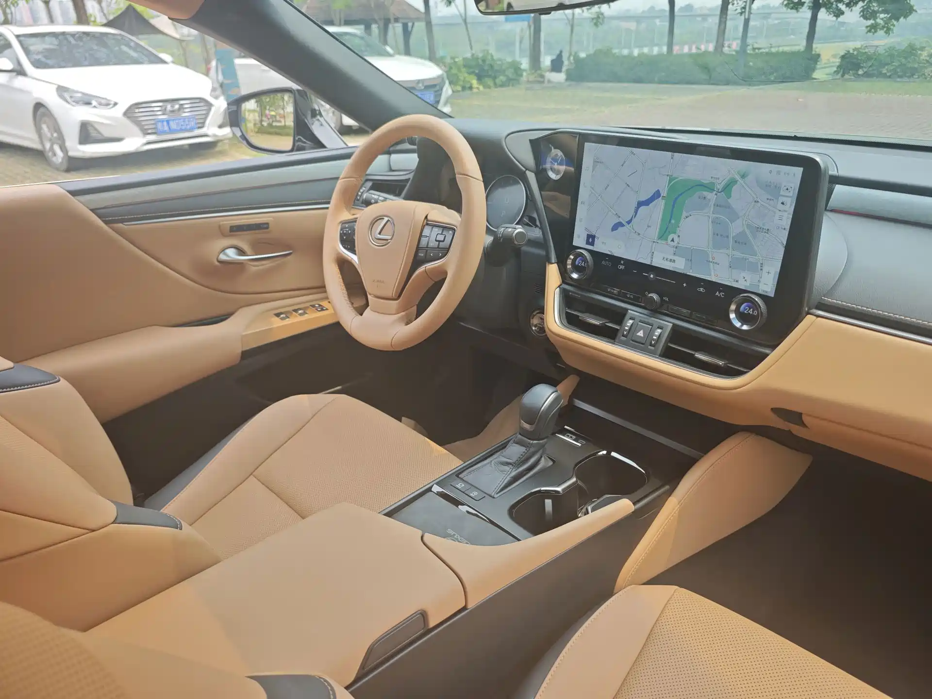 Фото 16 - Lexus ES