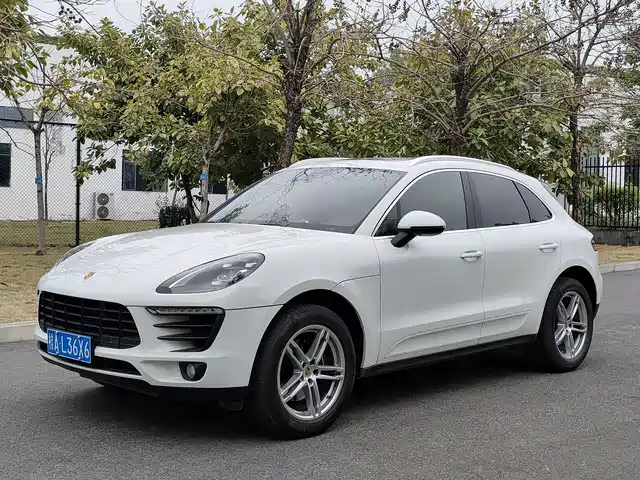 PORSCHE MACAN