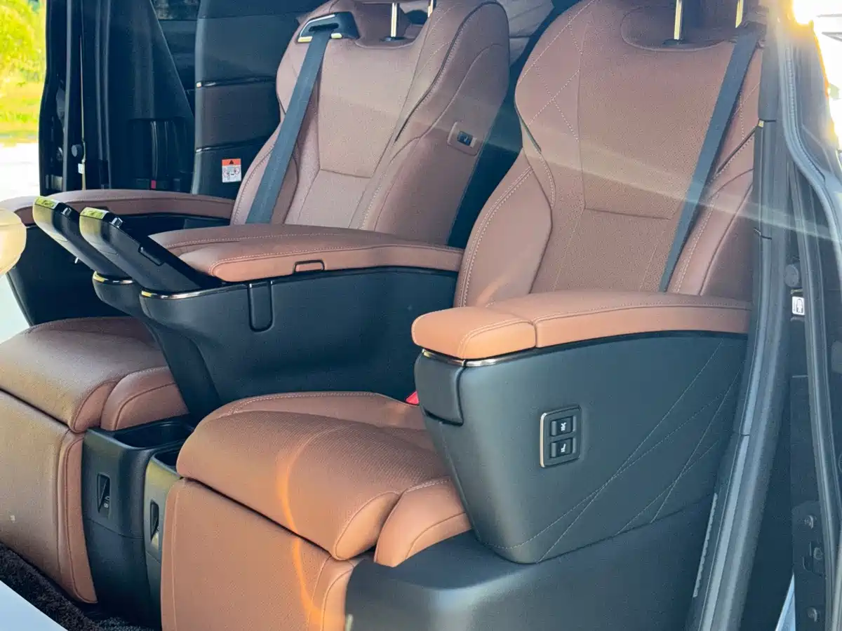 Toyota Vellfire 2026 2024 Crown Hybrid 2.5L Executive Premium Edition