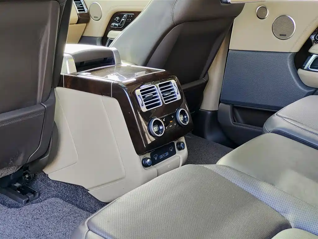 Land Rover Range Rover 2021 3.0 L6 Heritage Extended Classic Edition фото 9
