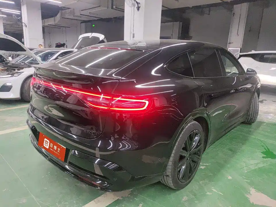 Photo 4 - Zhijie Luxeed R7