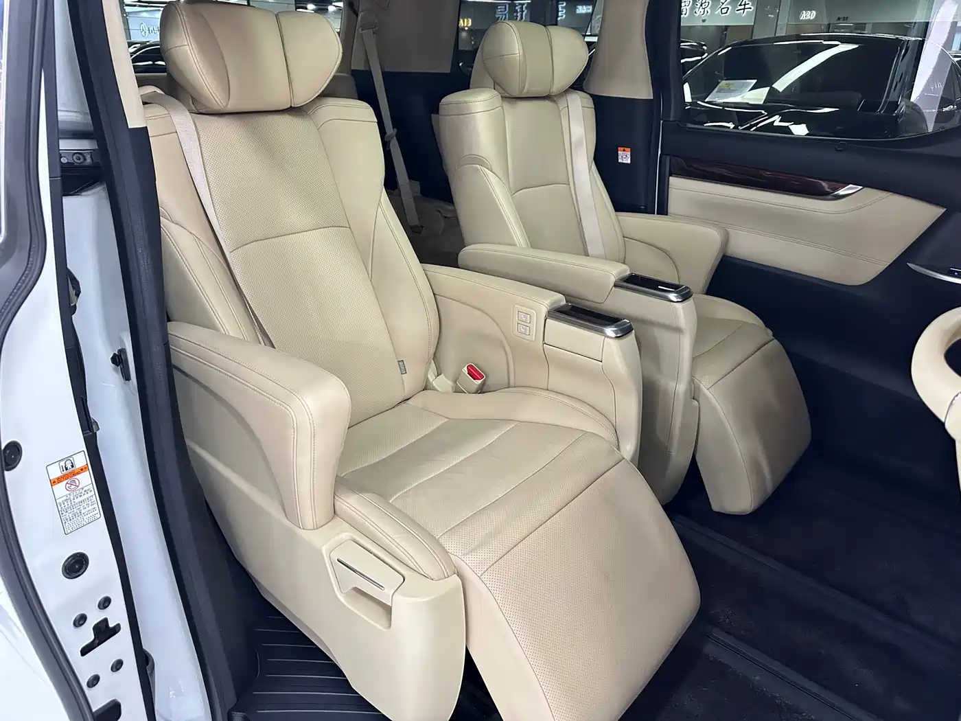 Toyota Alphard 2015 3.5L Luxury Edition фото 14