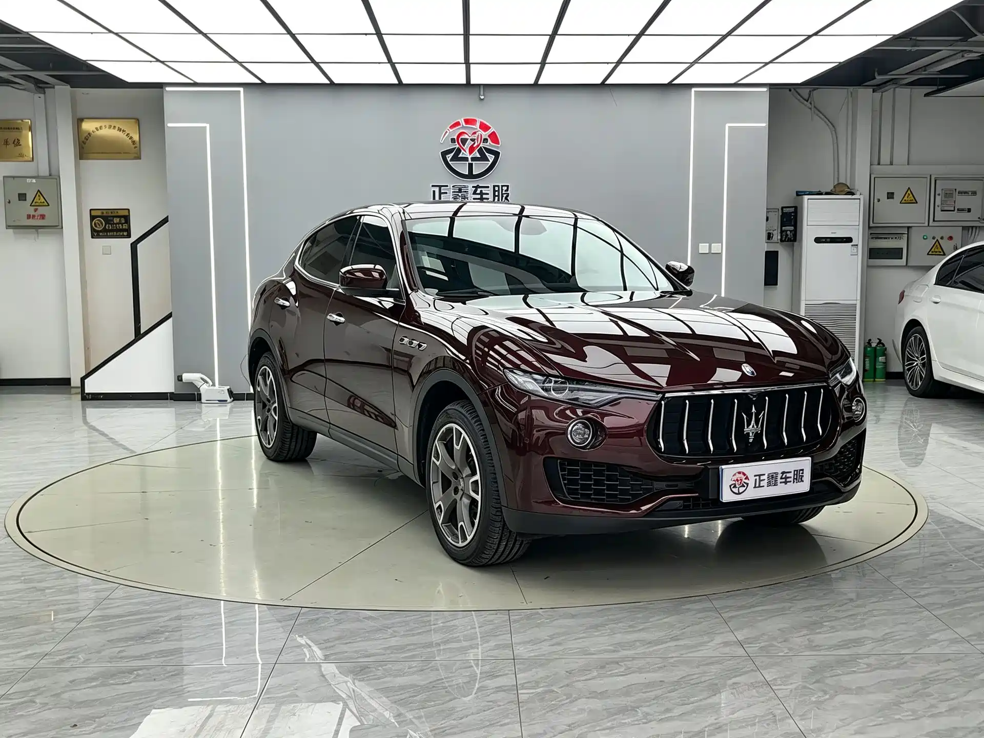 Photo 3 - Maserati Levante