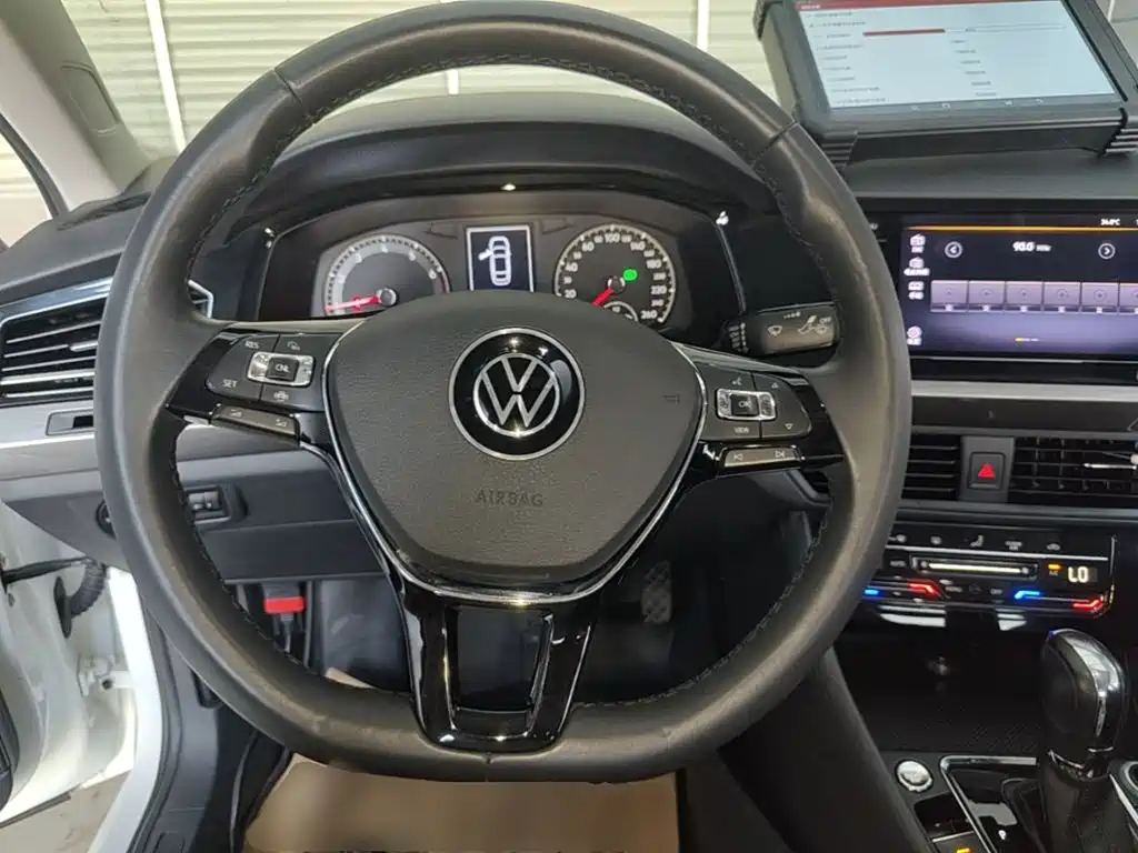 VOLKSWAGEN BORA