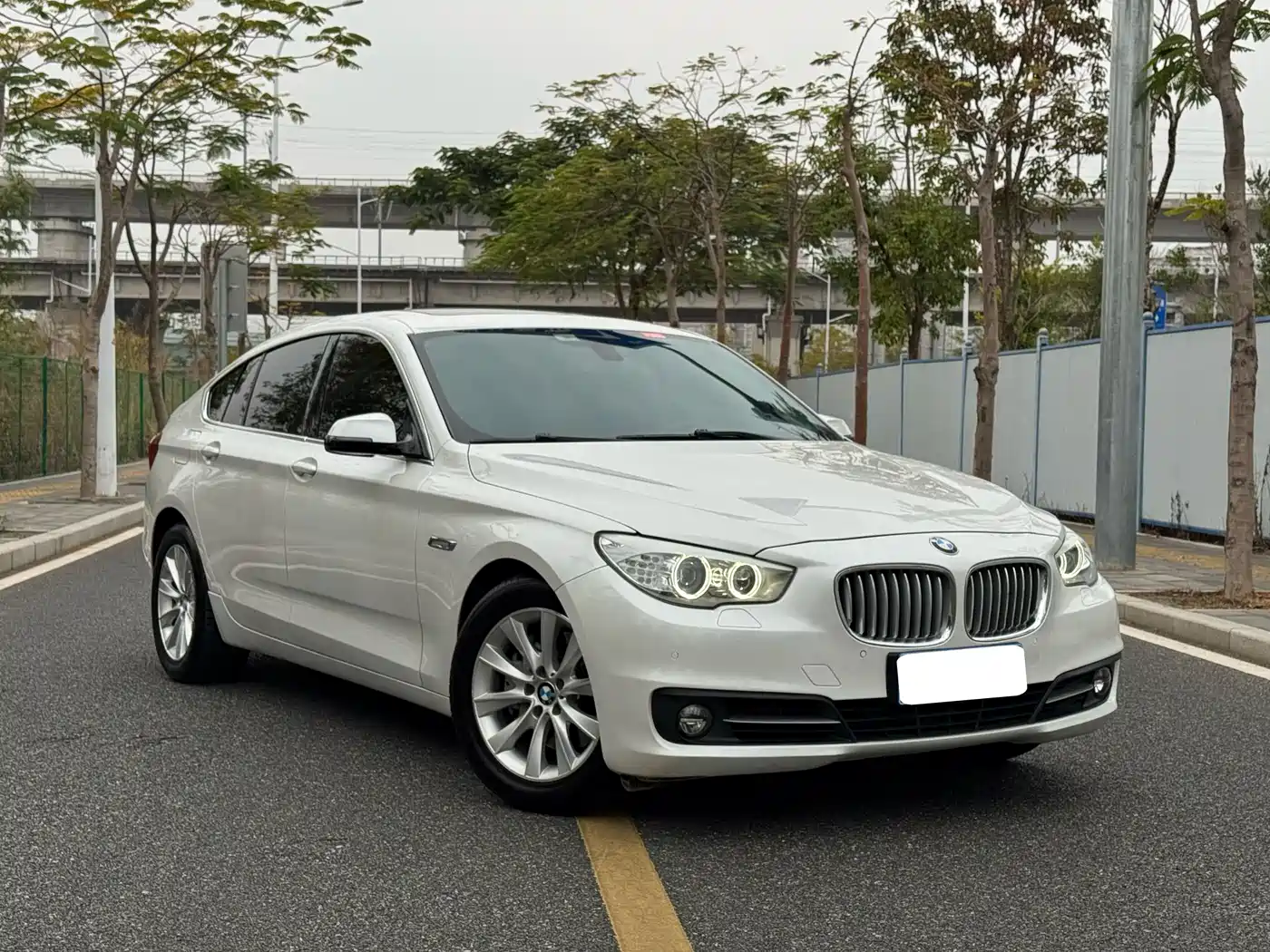 BMW 5 Series GT 2014 528i Leading фото 3