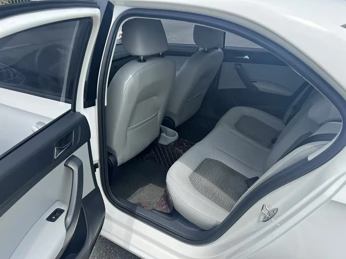 Škoda Rapid 2016 1.6L Automatic Pioneer Edition фото 4