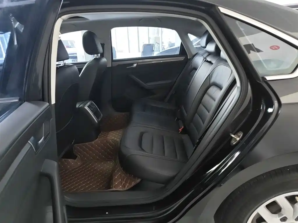 Volkswagen Passat 2017 280TSI DSG Elegance фото 17