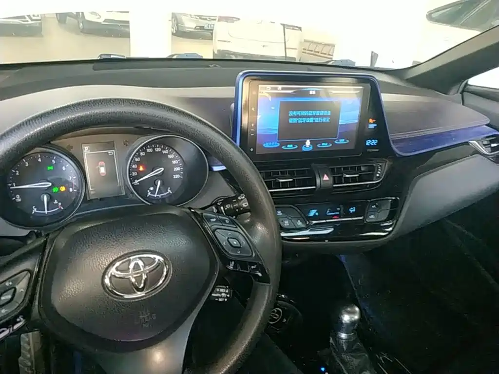Фото 10 - Toyota C-HR