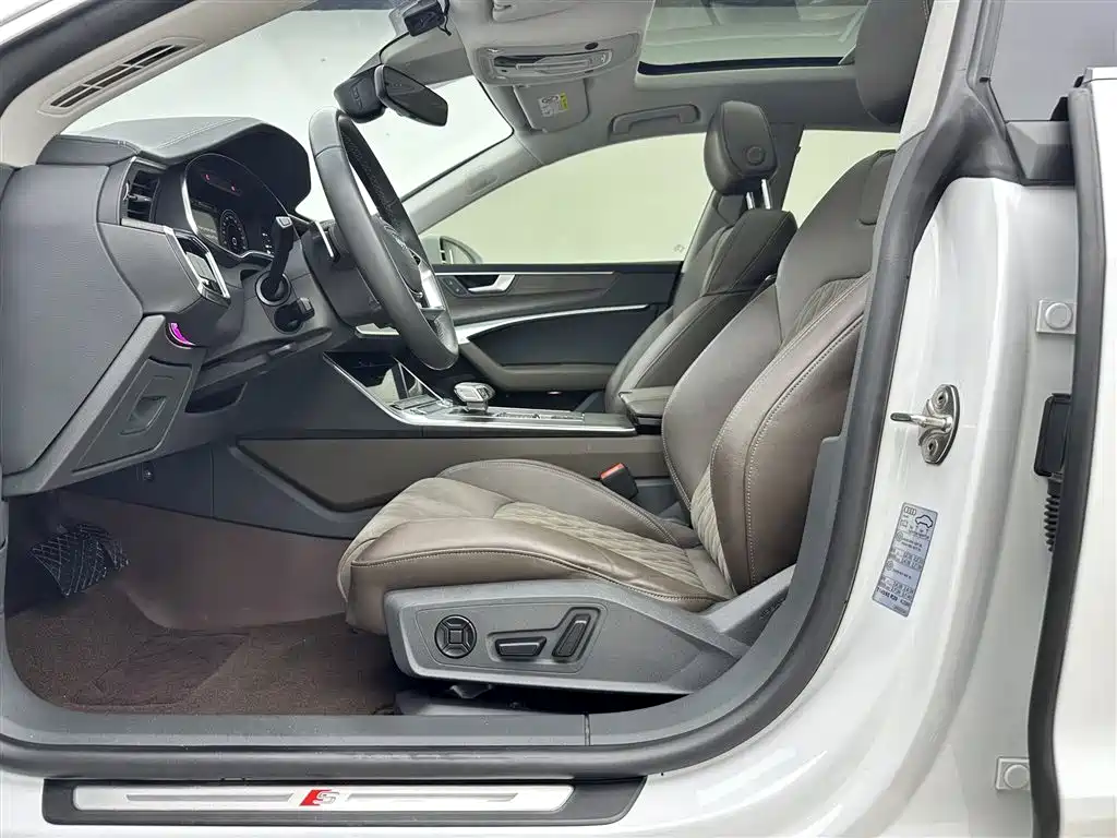 Photo 7 - Audi A7L