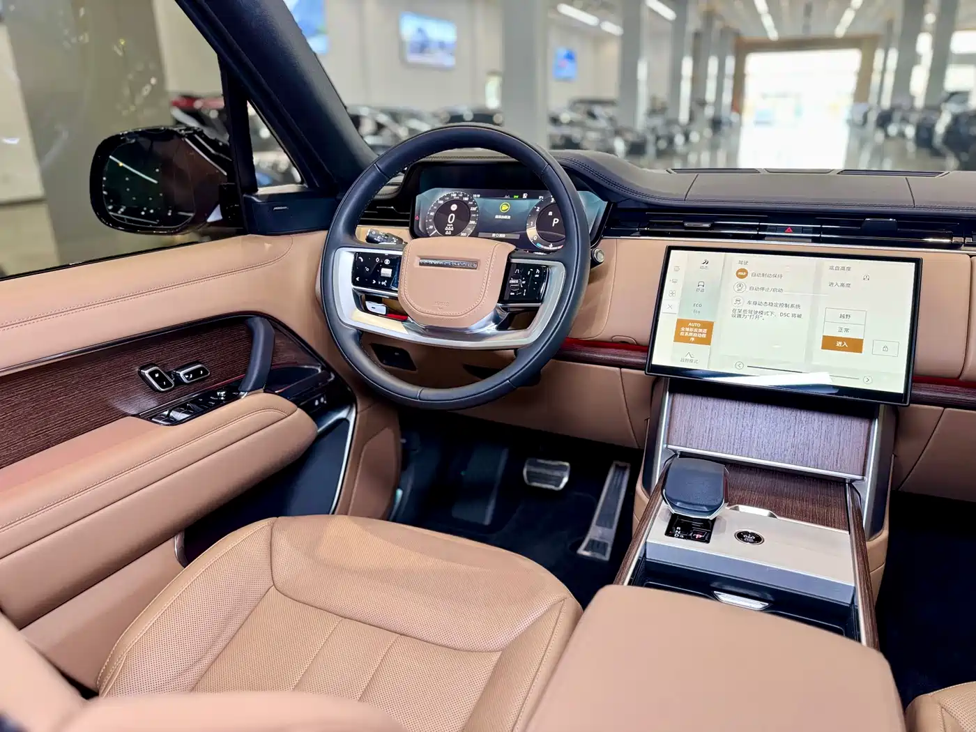Land Rover Range Rover 2024 3.0 L6 400PS Golden Age Extended 7-Seater фото 16