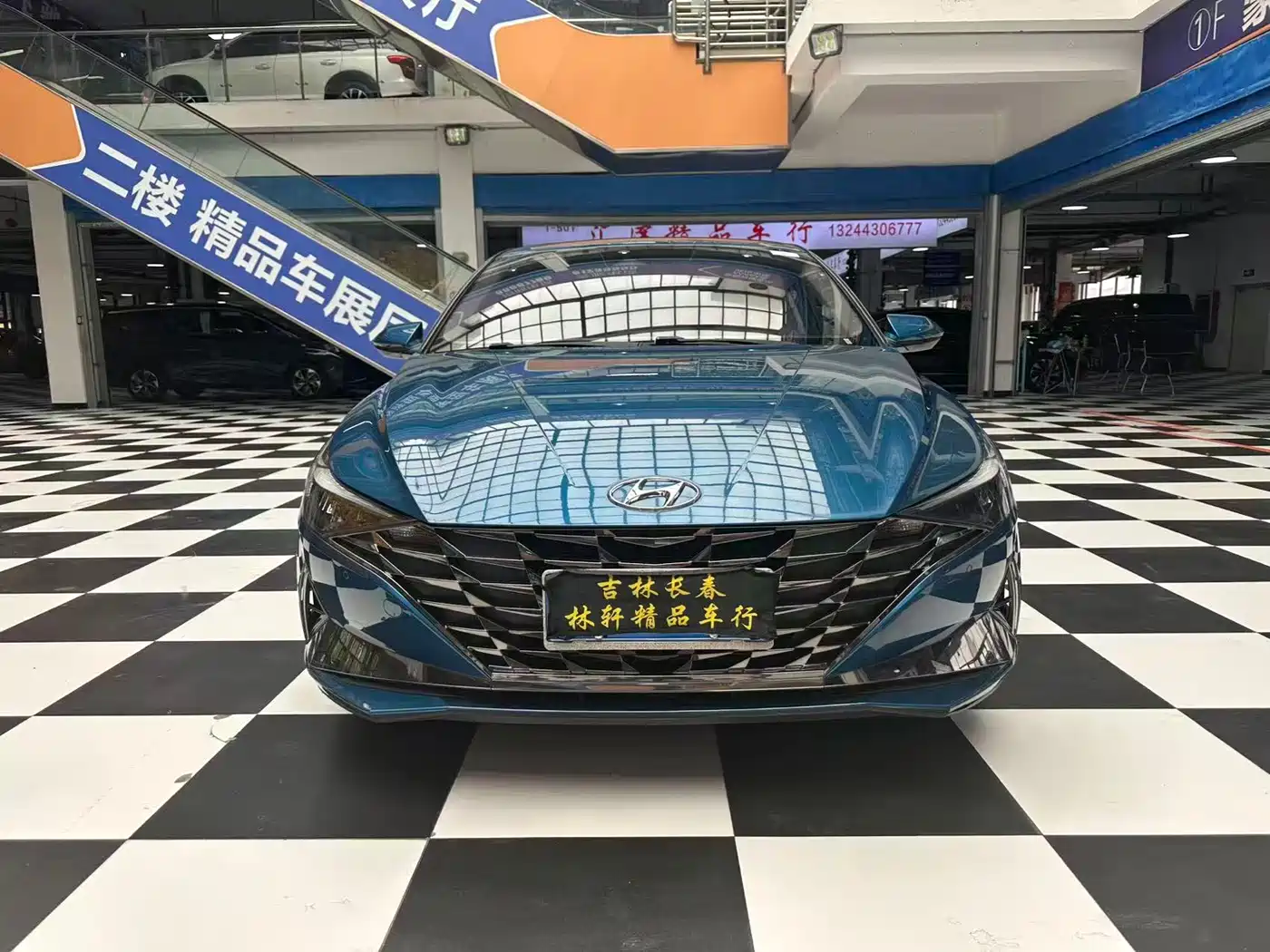 Hyundai Elantra 2022 1.5L CVT LUX Premium Edition фото 2
