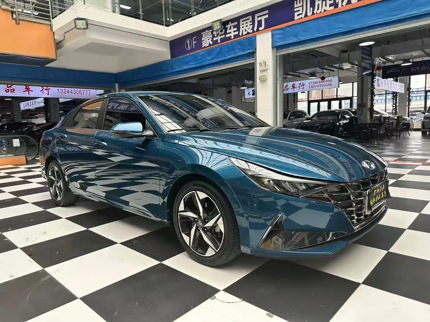 Hyundai Elantra 2022 1.5L CVT LUX Premium Edition фото 3