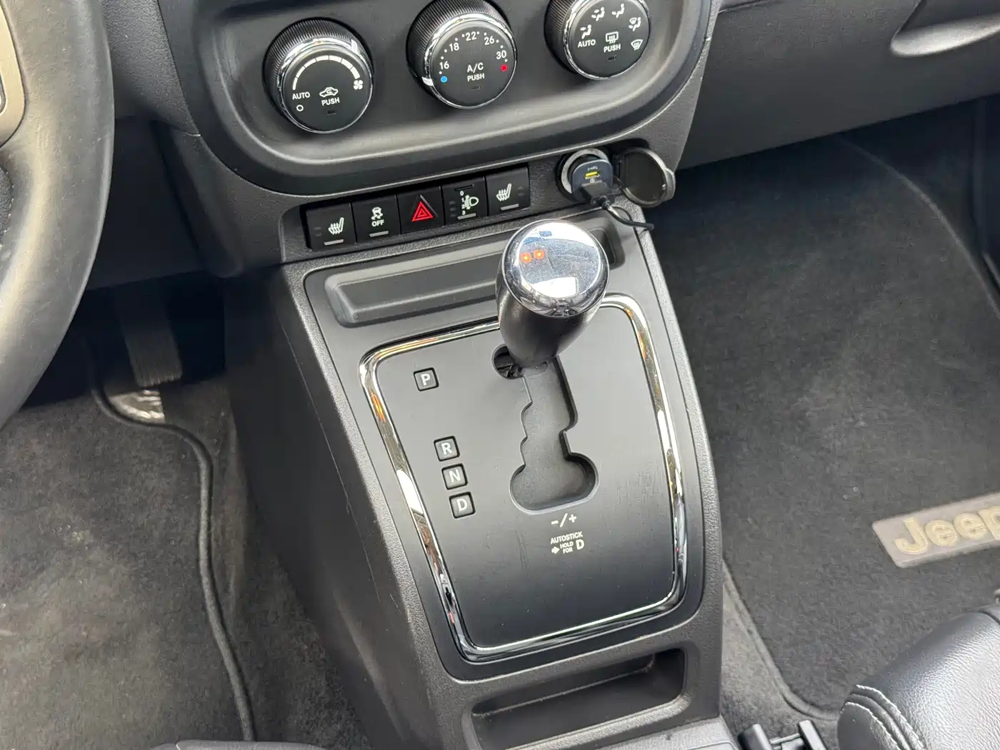 Photo 21 - Jeep Compass (Import)