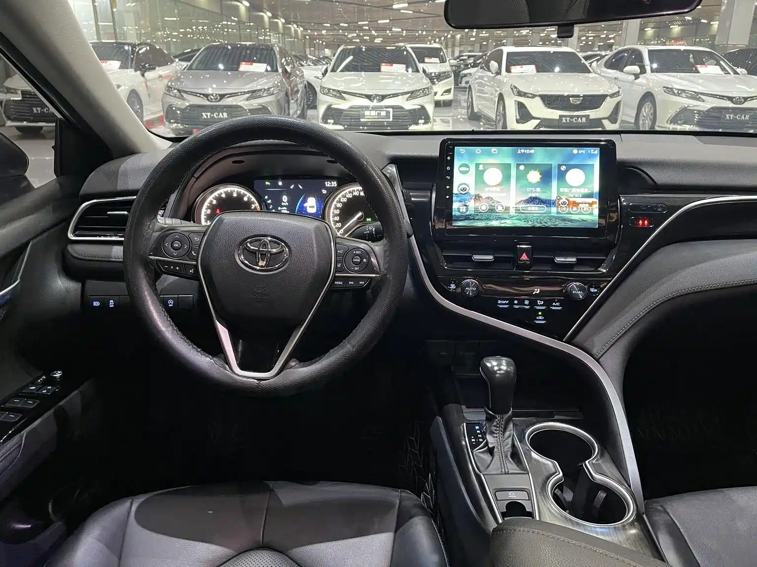 Фото 8 - Toyota Camry