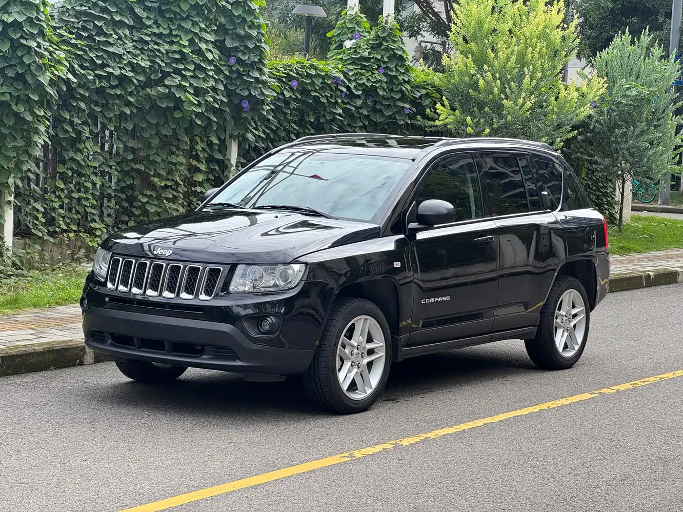 Photo 1 - Jeep Compass (Import)