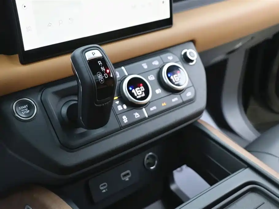 Land Rover Defender 2024 110 3.0T P400 X фото 15