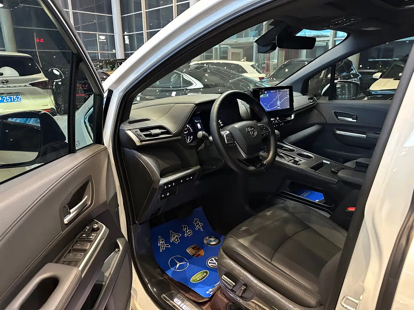Toyota Sienna 2024 2.5L Hybrid 4WD Premium Edition фото 7