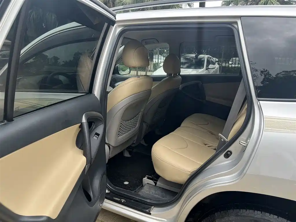 Toyota RAV4 Rongfang 2011 2.0L Automatic Classic Edition фото 5
