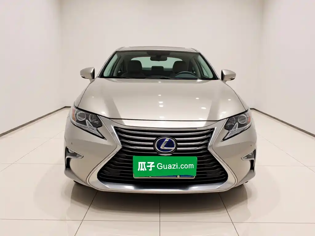 Фото 2 - Lexus ES