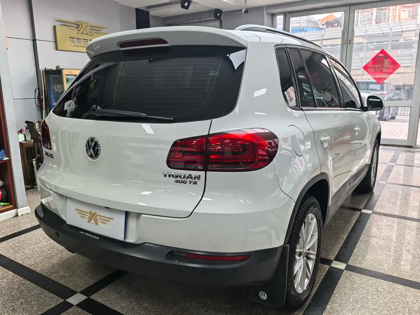 VOLKSWAGEN TIGUAN