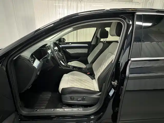 Volkswagen Magotan 2023 Model 2 Million Commemorative Edition 330TSI DSG Luxury фото 6