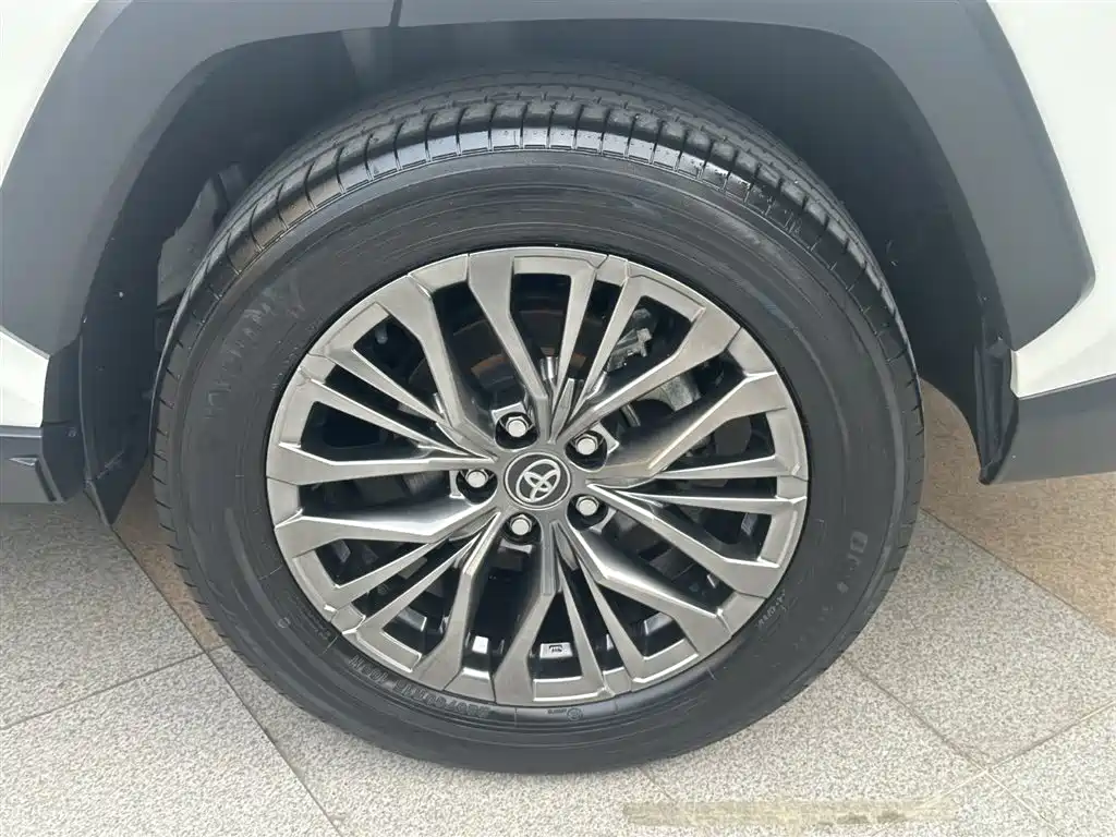 Toyota Wildlander 2023 Hybrid 2.5L E-CVT AWD Premium Edition фото 17