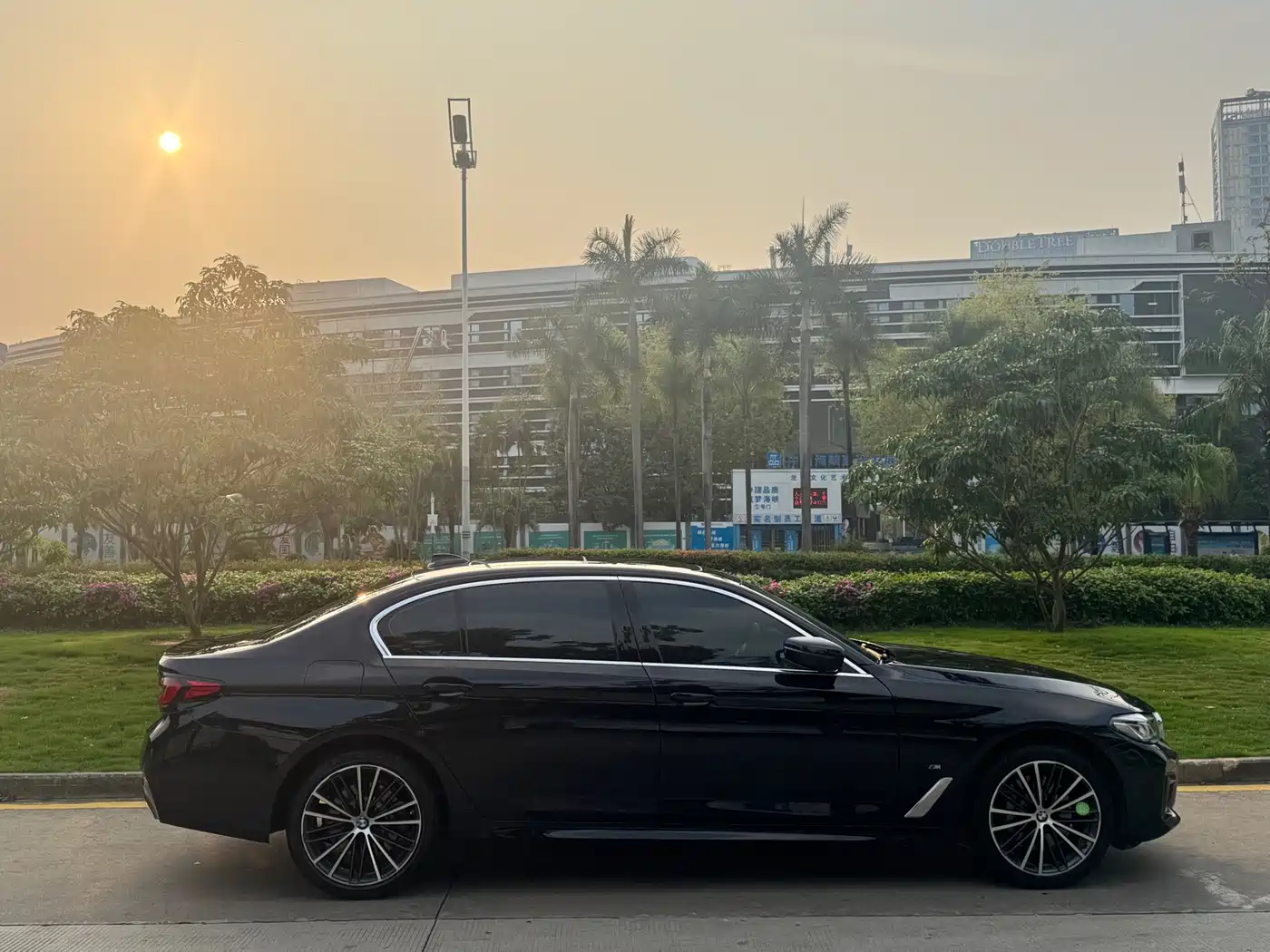 BMW 5 Series 2023 530Li Leading M Sport Package фото 13