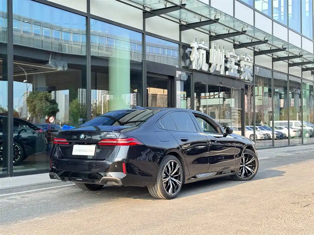 BMW 5 Series (Import) 2024 530i Premium Model M Sport Package фото 2
