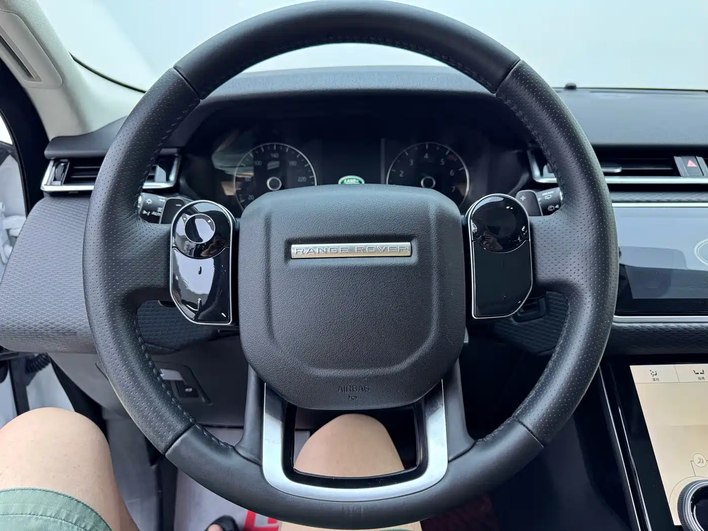 Фото 11 - Land Rover Range Rover Velar