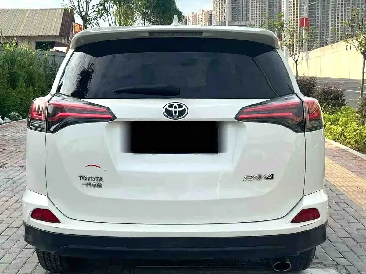 Photo 7 - Toyota RAV4