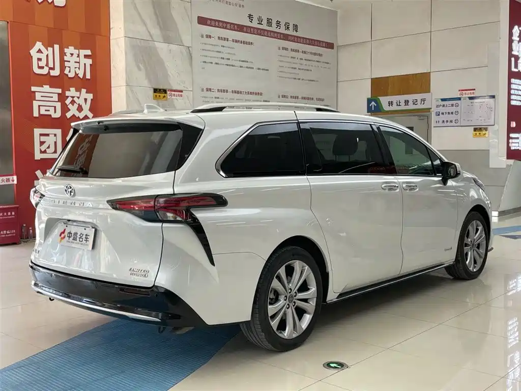 Toyota Sienna 2023 2.5L Hybrid Premium Edition фото 7