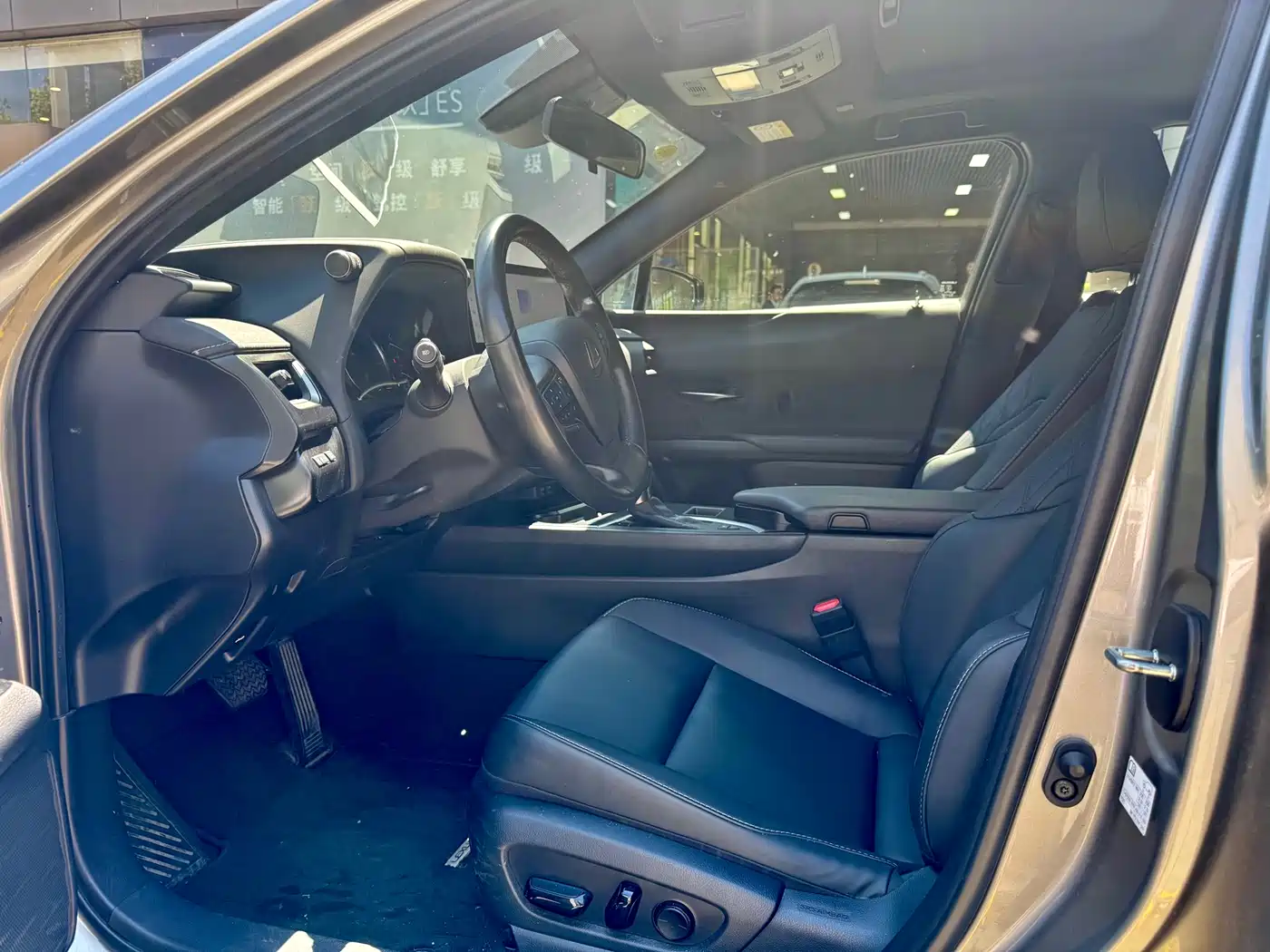 Lexus UX 2022 260h Fun Edition фото 7