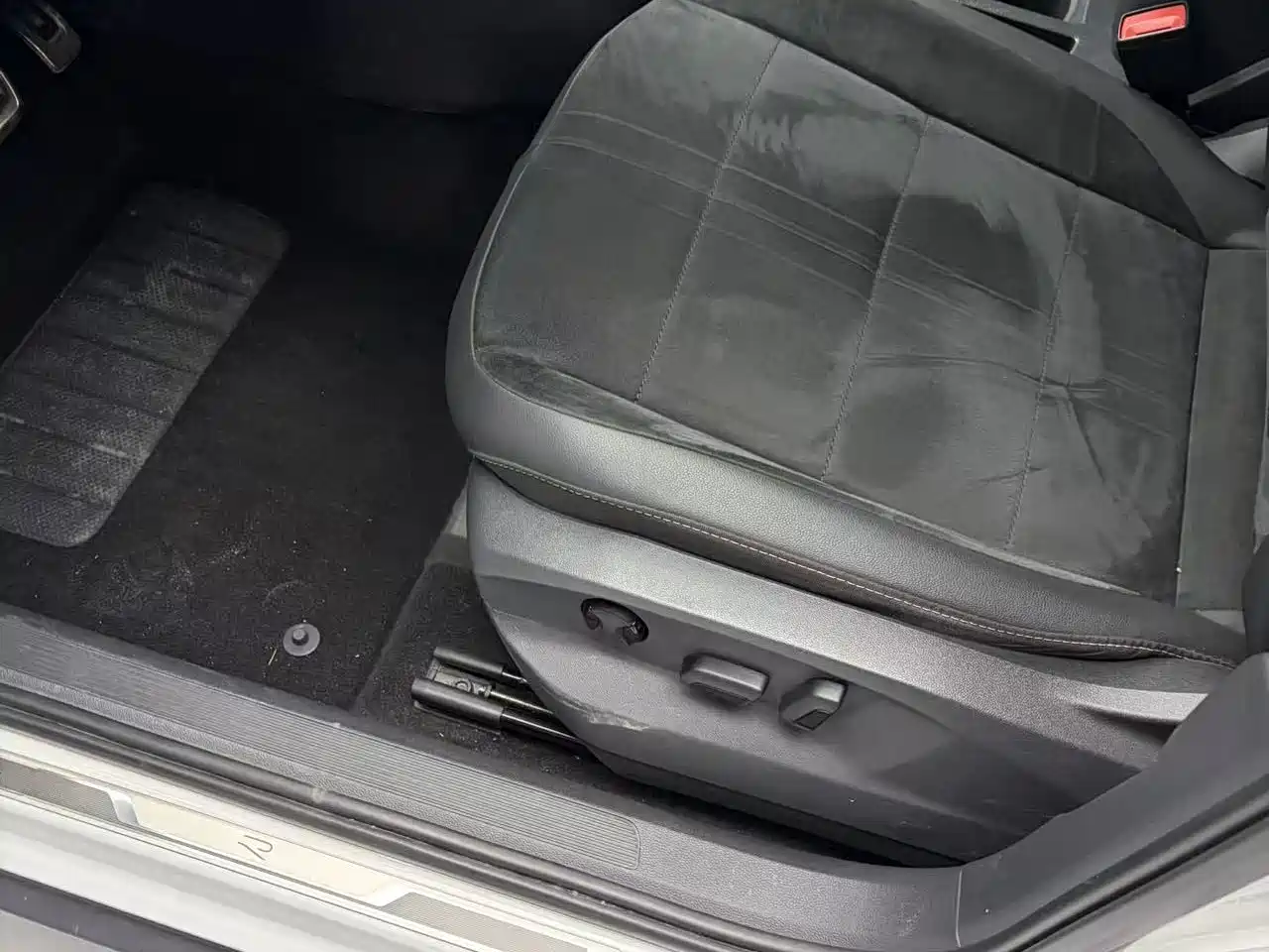VOLKSWAGEN T-ROC EXPLORING SONGS