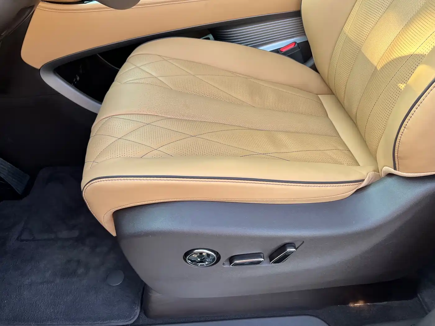Denza D9 2026 2024 DM-i 980 AWD Premium