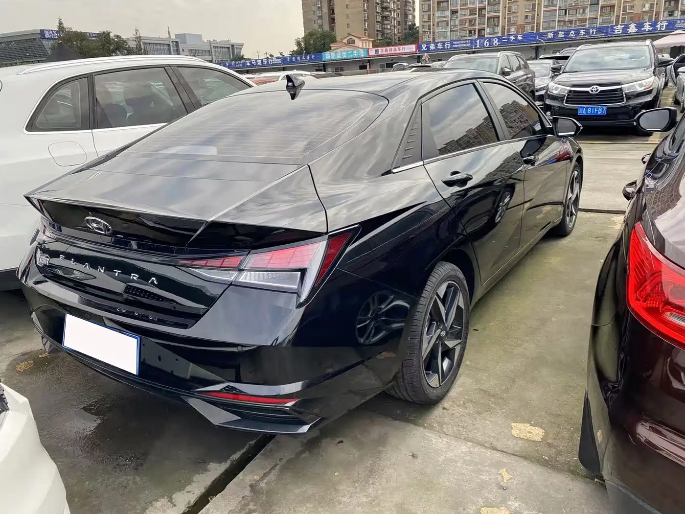 Photo 10 - Hyundai Elantra