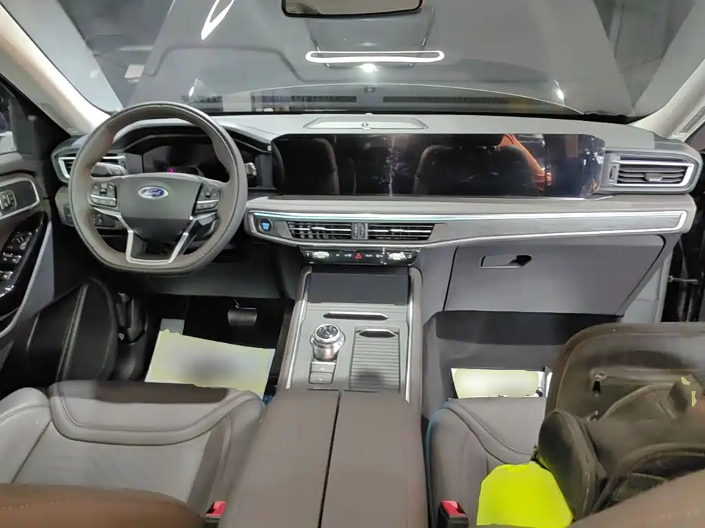 Photo 10 - Ford Explorer