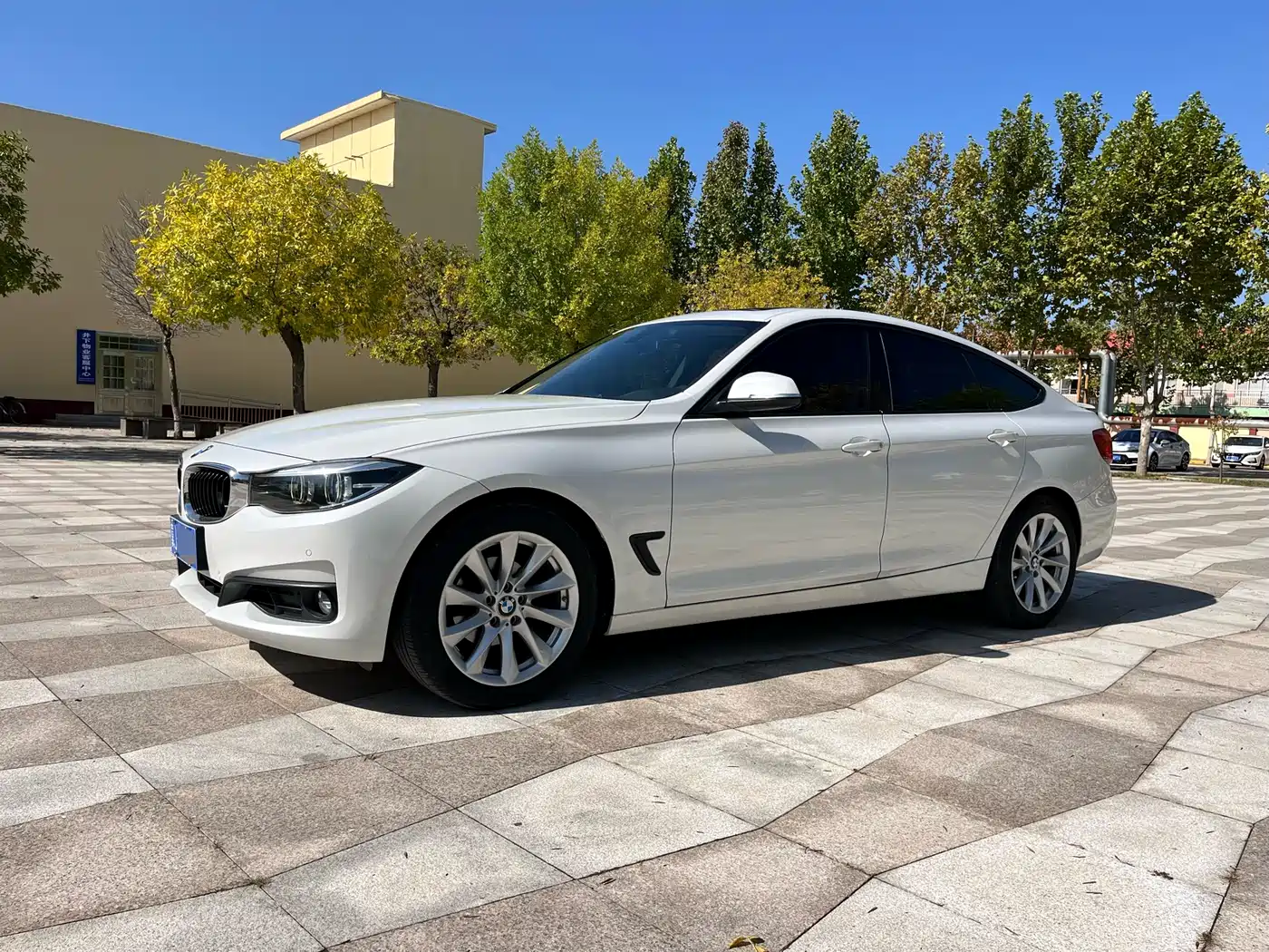 BMW 3 Series GT 2018 320i Fashion фото 2