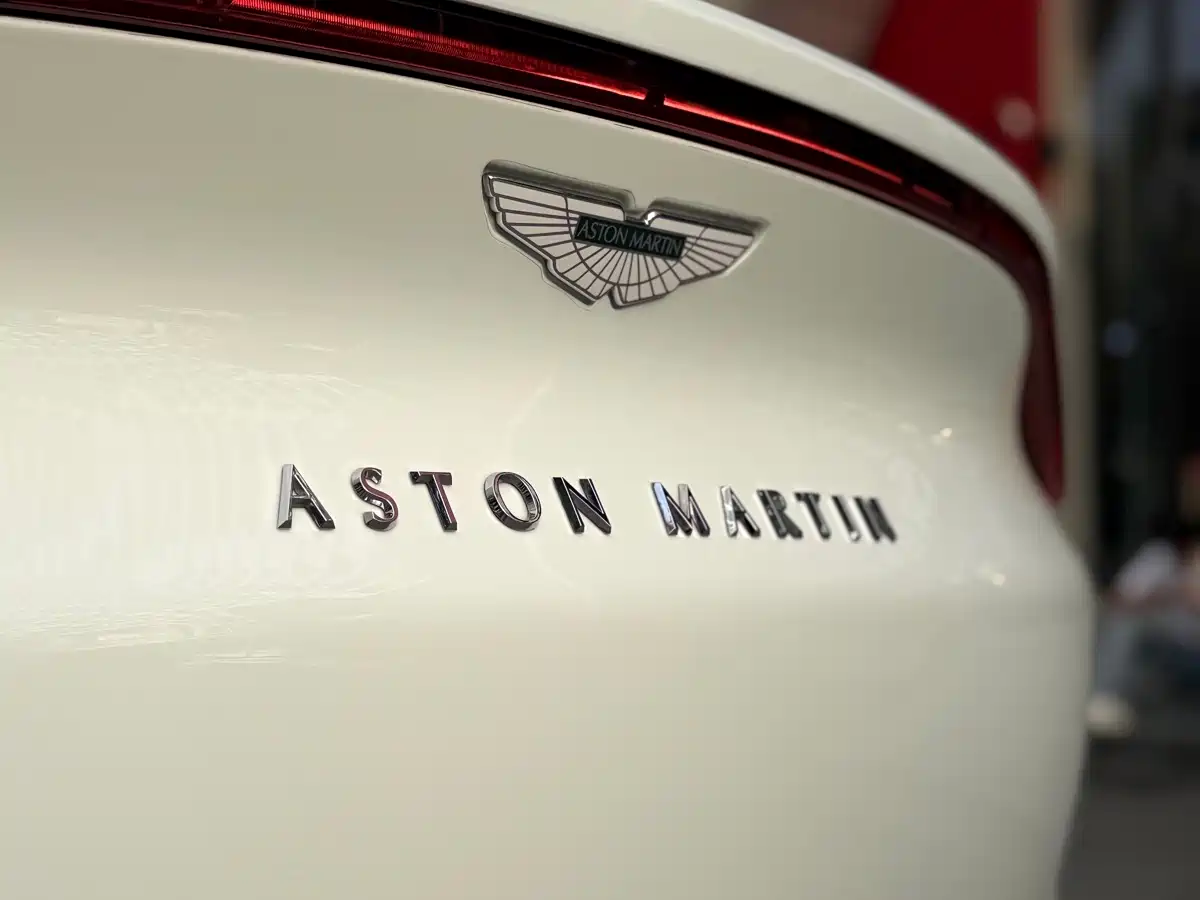 Aston Martin DBX 2025 2024 4.0T V8