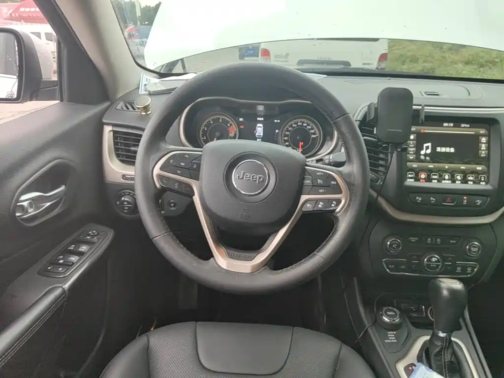 صورة 11 - Jeep Cherokee