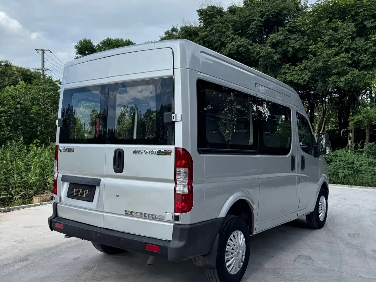 Dongfeng Yufeng Yufeng 2021 2020 2.5T V9 Logistics Vehicle Short Wheelbase Medium Roof 5-9-seater China V ZD25
