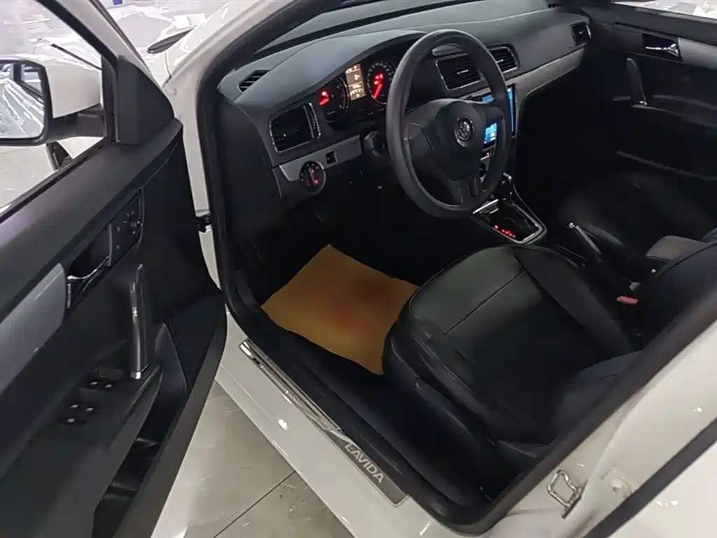 Volkswagen Lavida Tour 2013 1.6L Automatic Comfort фото 16