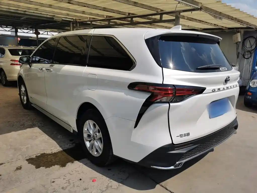 Фото 5 - Toyota Granvia