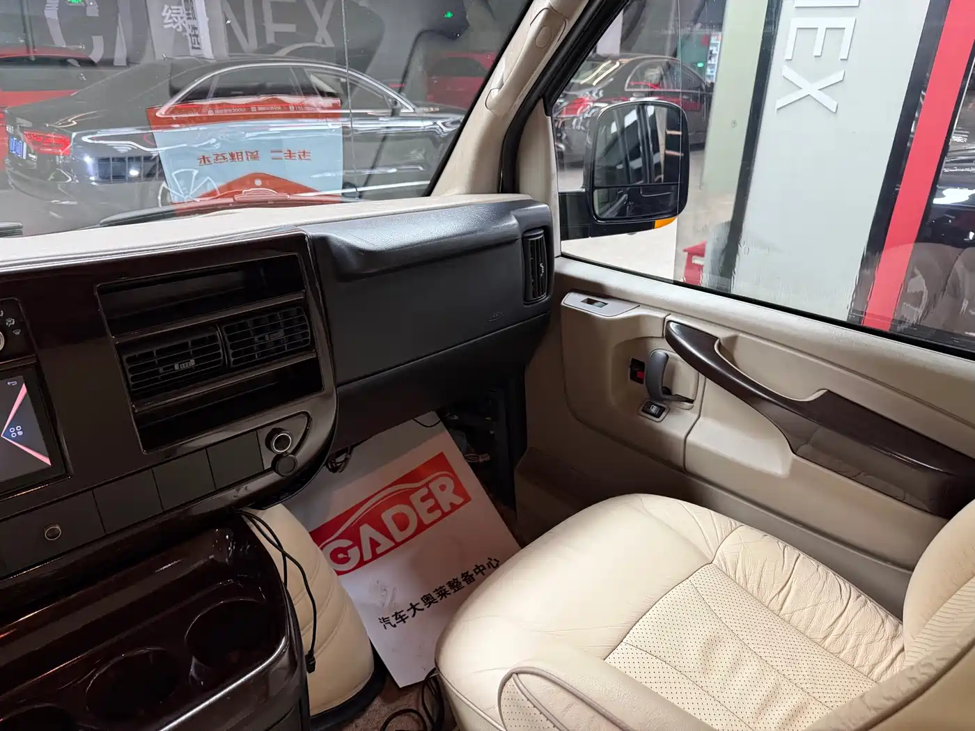 GMC Savana 2013 6.0L Luxury Privacy Screen 7-Seater фото 30