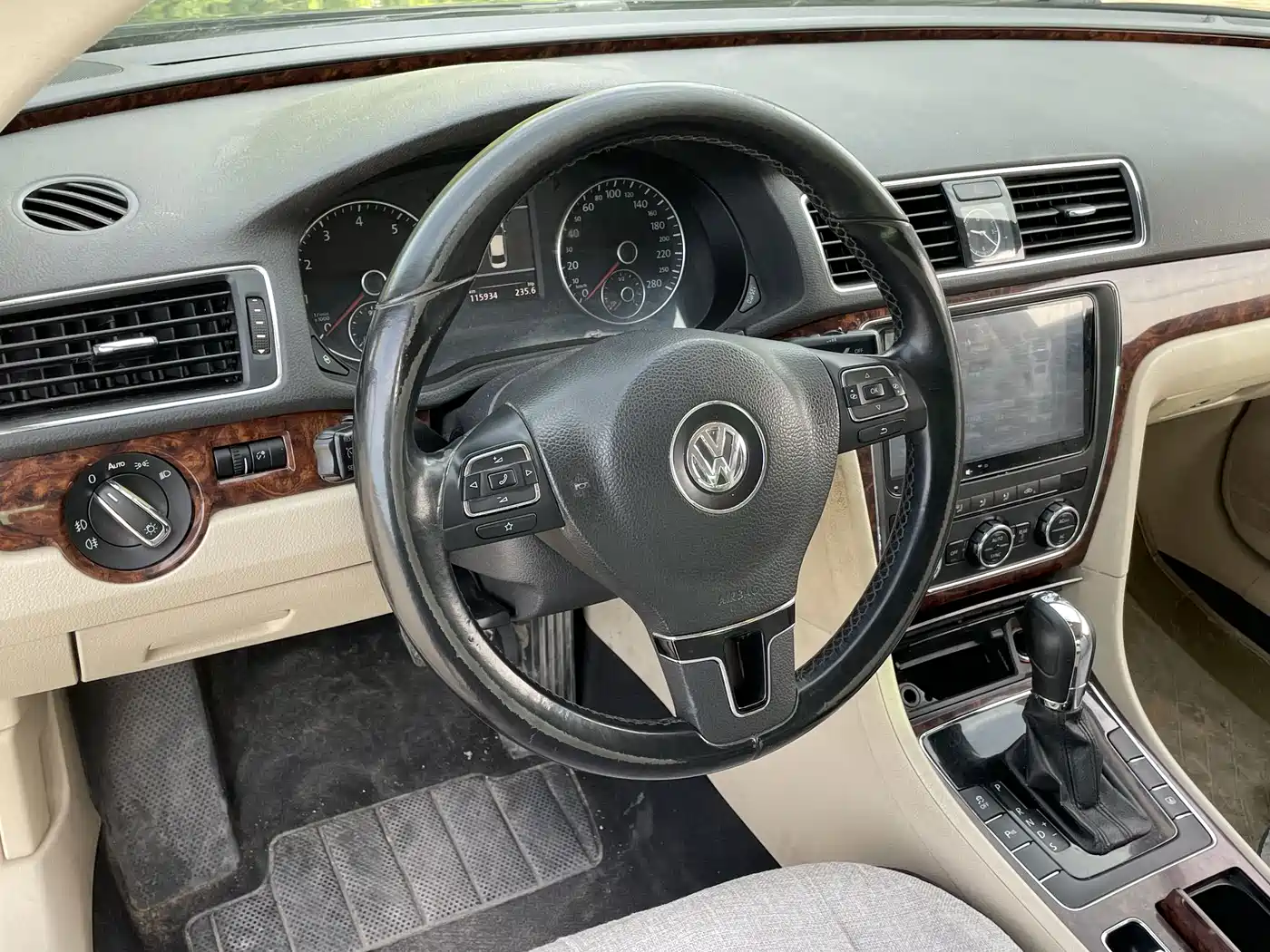 Volkswagen Passat 2012 2011 2.0TSI DSG Royal Edition