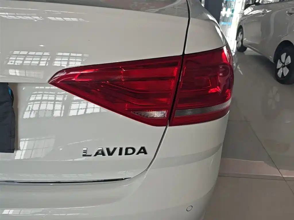 Volkswagen Lavida 2015 1.6L Automatic Comfort Edition фото 8