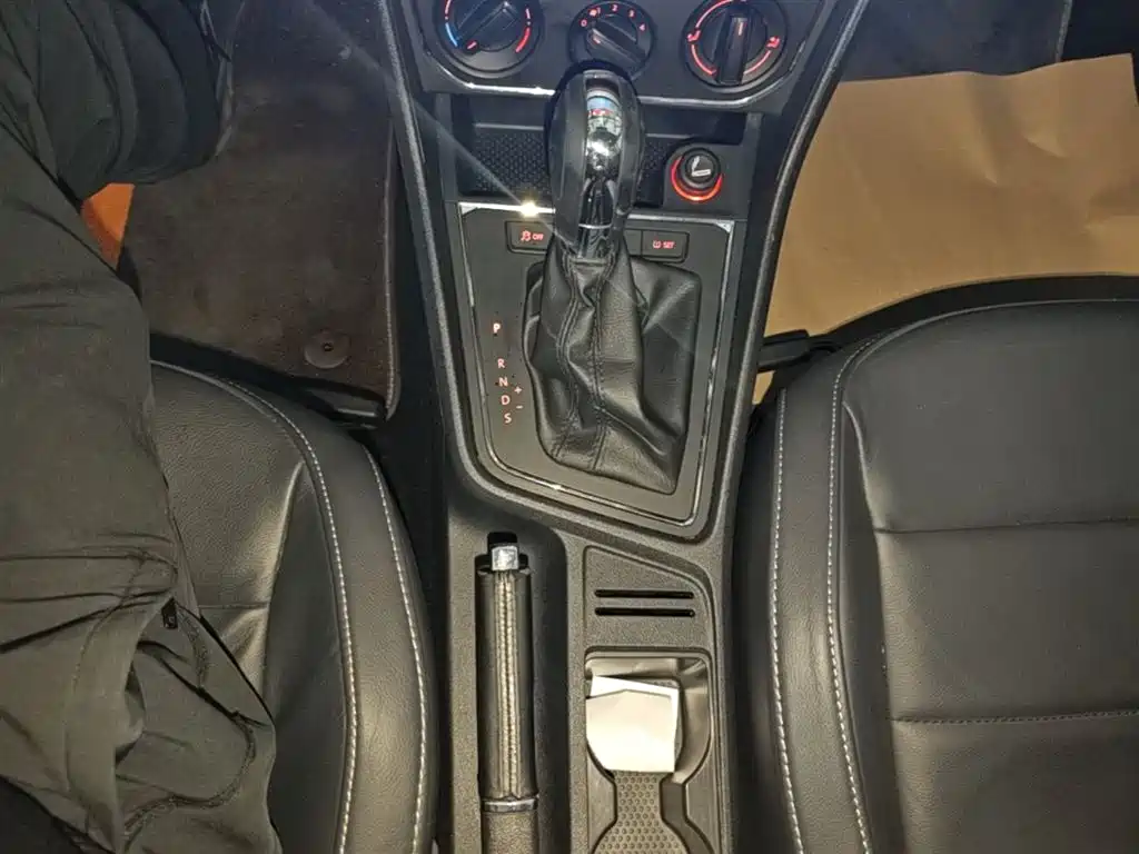 Volkswagen Lavida 2015 1.6L Automatic Comfort Edition фото 14