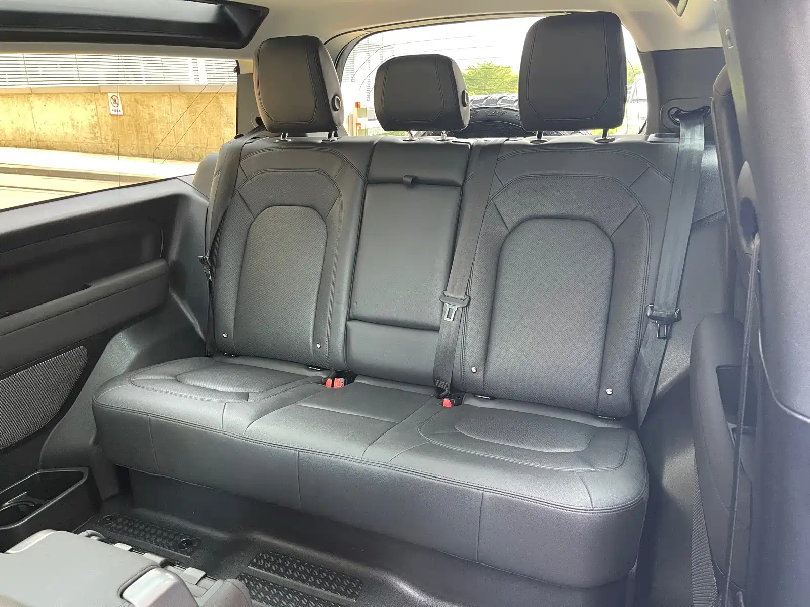 Photo 18 - Land Rover Defender