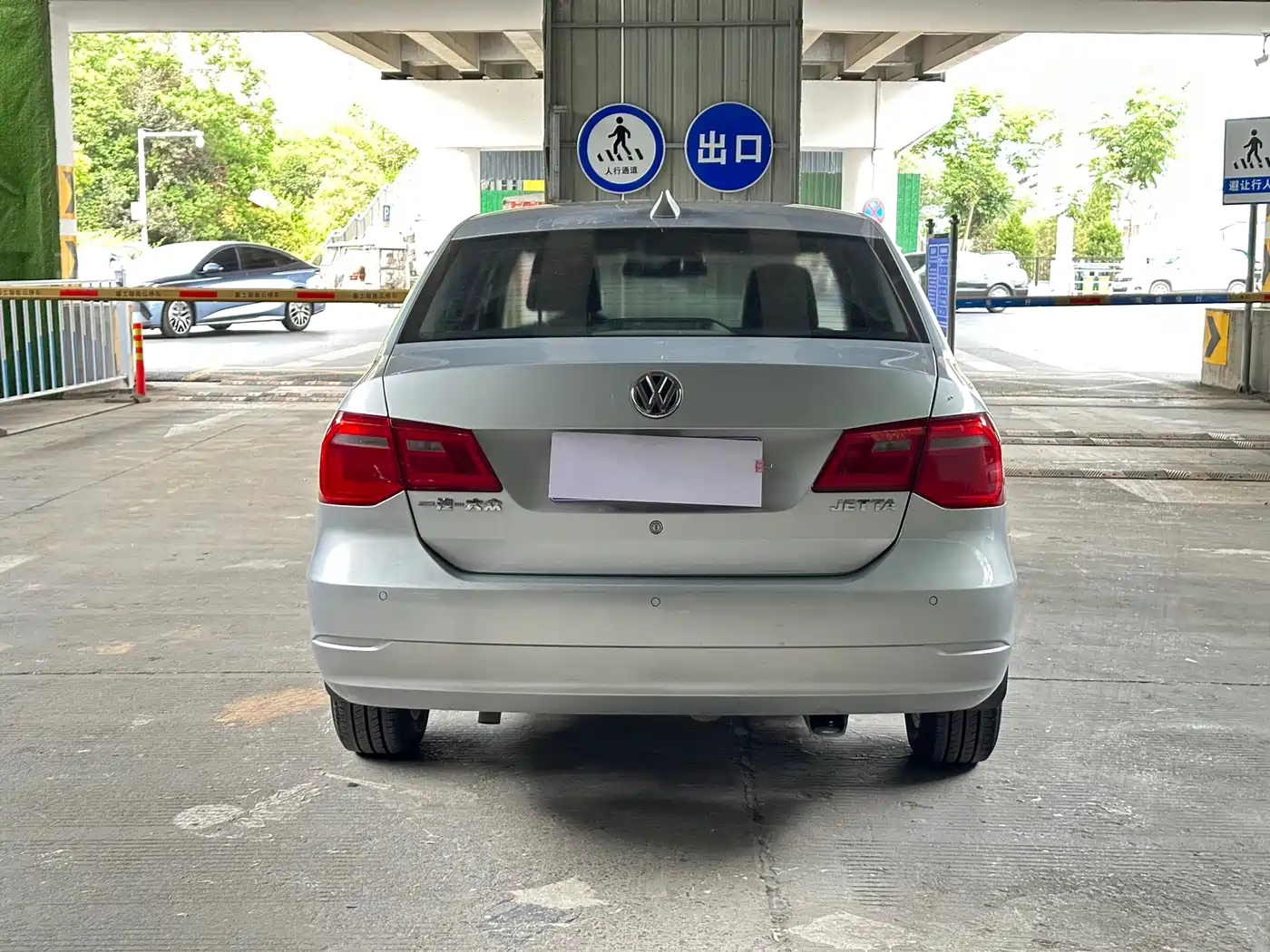 Volkswagen Jetta 2015 1.6L Automatic Luxury фото 12